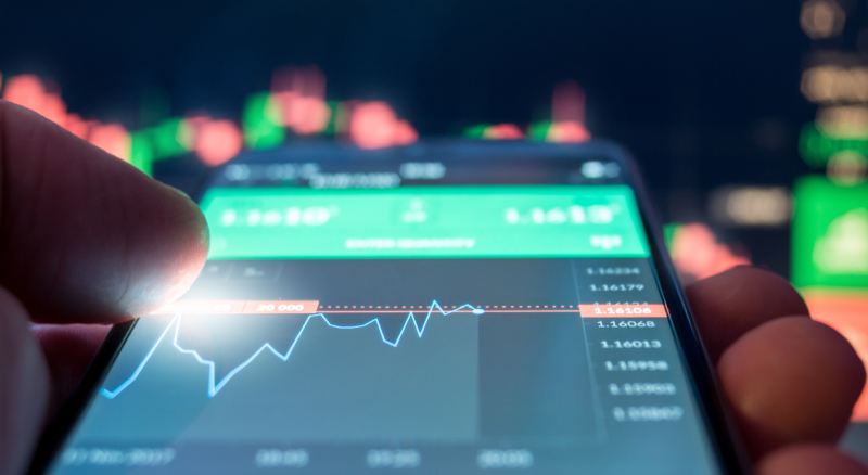 Clubhouse x Reddit Talk: O sucesso das salas de áudio está atraindo grandes concorrentes daytrader using smartphone reddit hype FYC78ZF 1