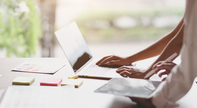 SEO Lensing: A Importante Estratégia de Consolidação de Conteúdo mãos femininas teclam o teclado de um notebook apoiado em uma mesa