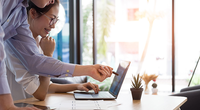 Descubra as principais vantagens do SEO para o seu negócio Usuários felizes mostrar o valor do SEO para experiência do usuário