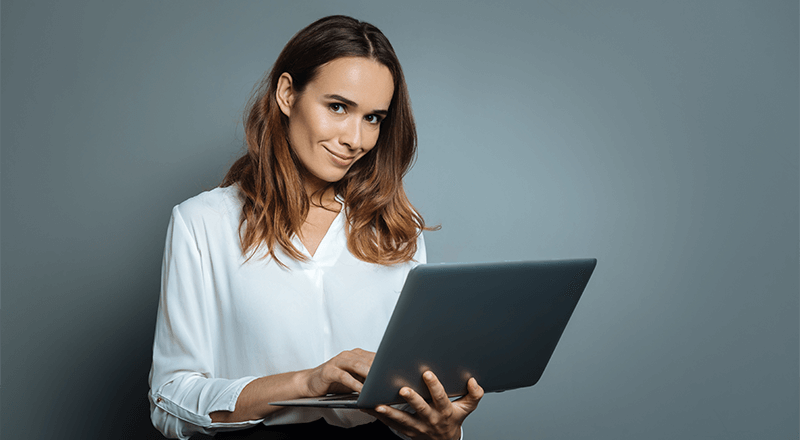 Marketing para advogados: estratégias eficazes para destacar-se no mercado advogada trabalhando em estratégias de marketing.