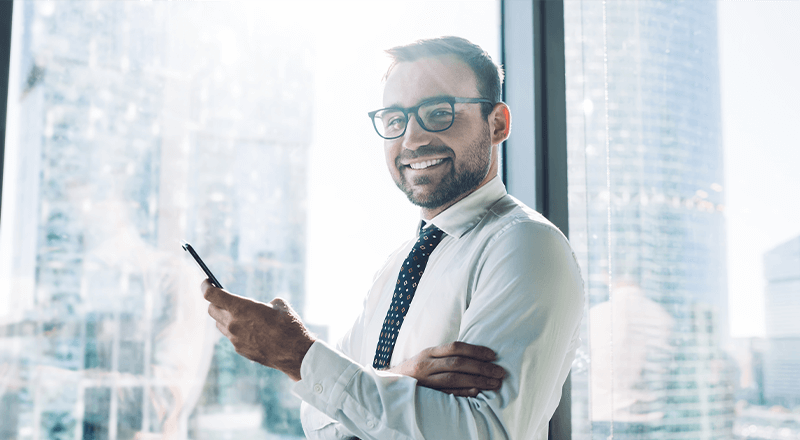 Marketing para advogados: estratégias eficazes para destacar-se no mercado Advogado satisfeito com sua estratégia de marketing.