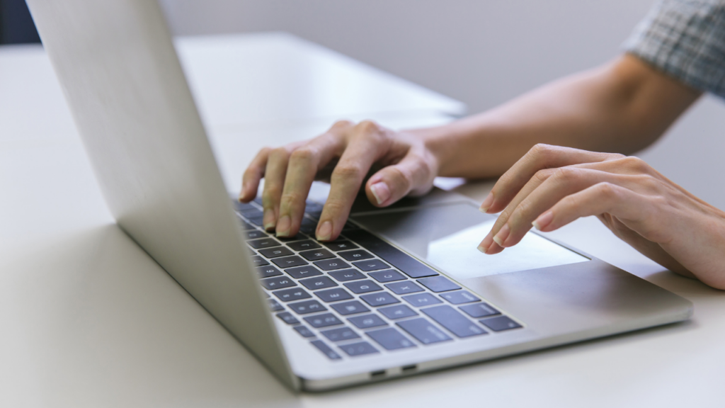 Otimização de Site: 10 dicas para melhorar o Layout Mulher usando teclado de computador