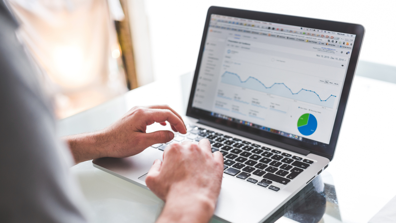 Pessoa no computador, acessando o Google Analytics.