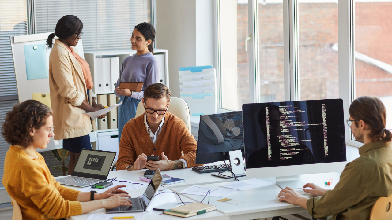 Equipe trabalhando em uma agência de SEO.