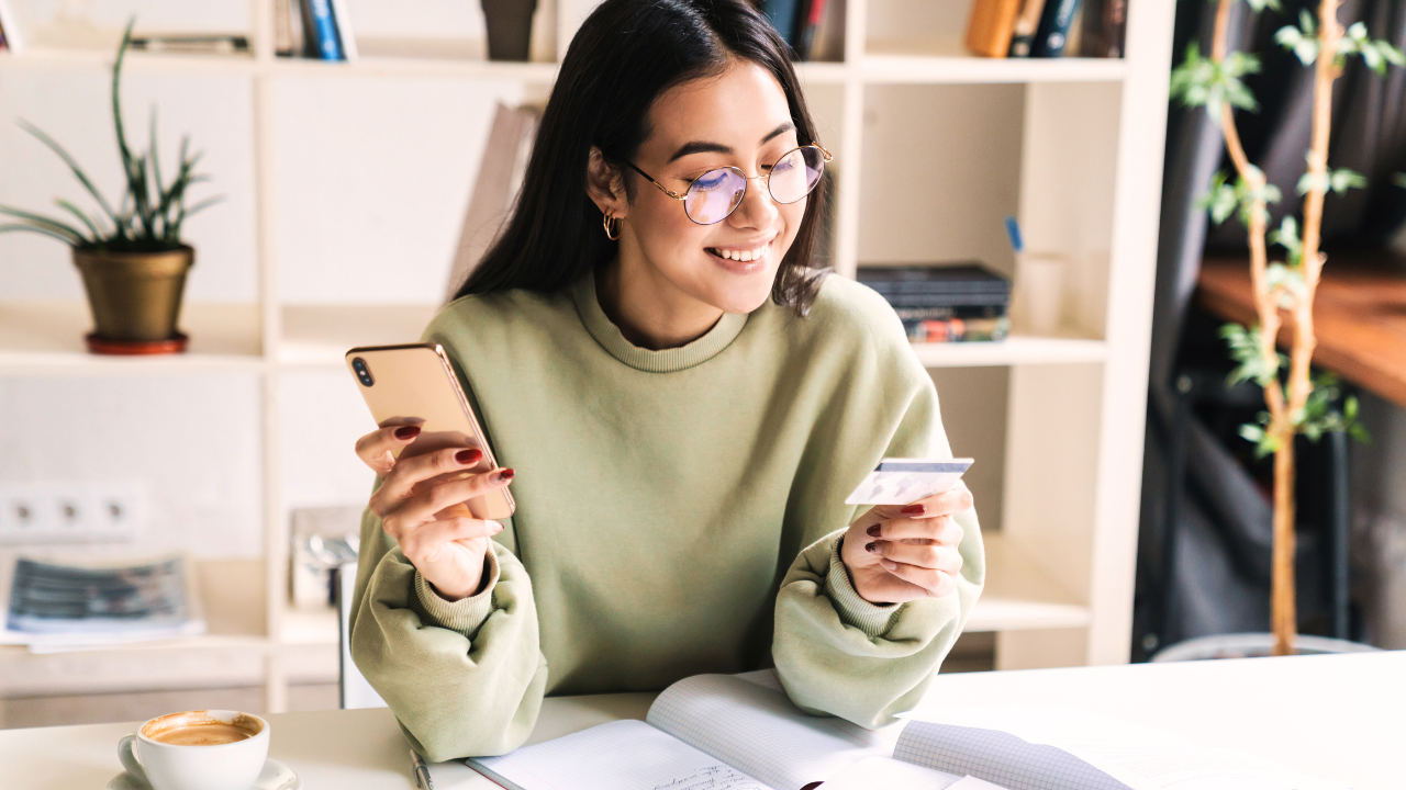 Mulher realizando uma compra pelo celular, representando a taxa de conversão do SEO.