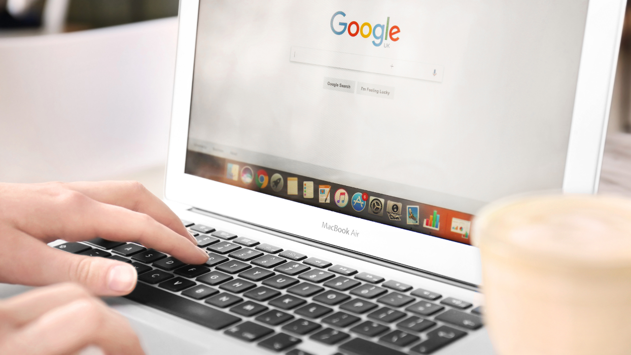 Alguém pesquisando no computador o que é SEO?
