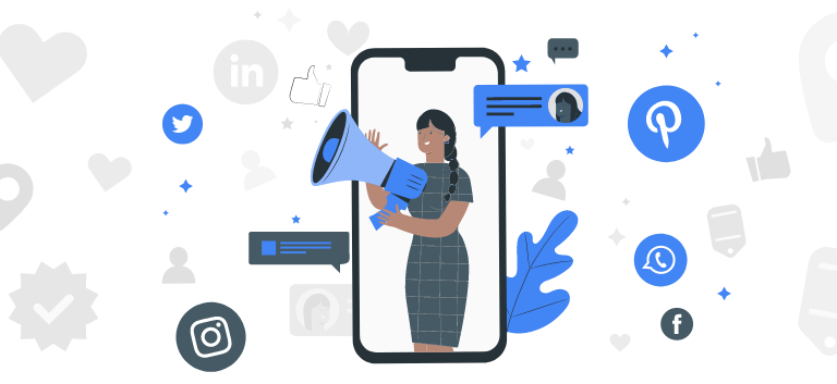 Imagem de mulher dentro da tela do smartphone, representando sua presença no marketing digital