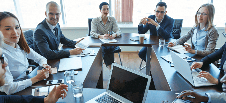 Reunião de trabalho em que diversas pessoas estão trabalhando em consultoria de SEO.