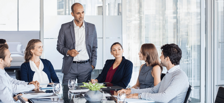 Profissionais reunidos para discutir estratégias de SEO.