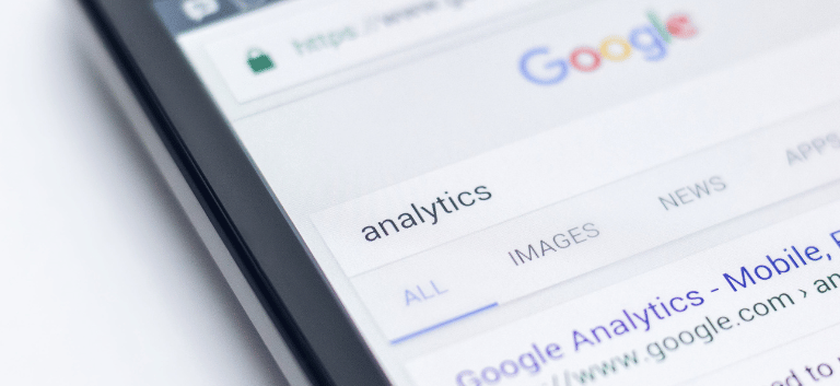 Tela de celular com a palavra Analytics na barra de busca do Google.
