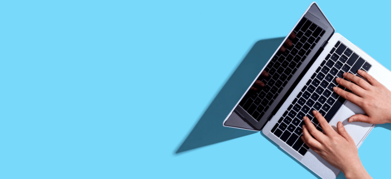 Imagem mostra mãos de uma pessoa teclando em um notebook.