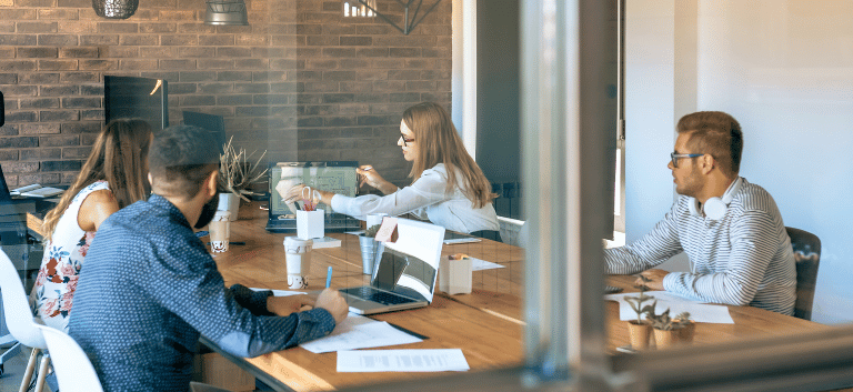 reunião de trabalho para discutir o tráfego orgânico do site.