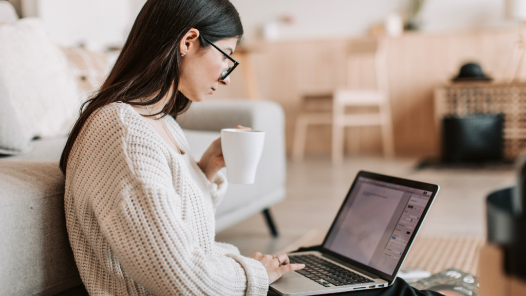 Mulher trabalhando na produção de um texto no computador.
