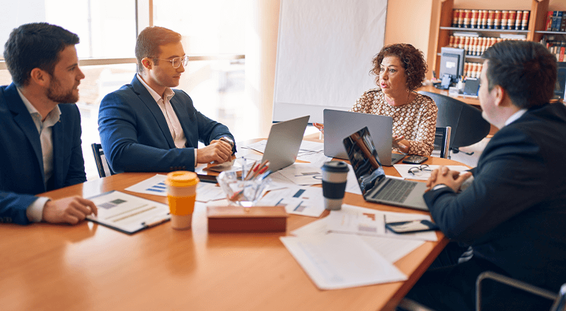 Equipe discutindo estratégias de marketing para advogados.